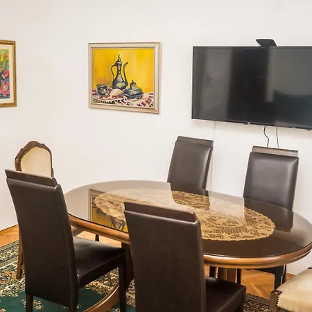 Spacious Parkfront Appartement *