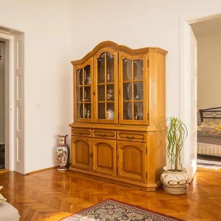 Apartment Spacious Parkfront